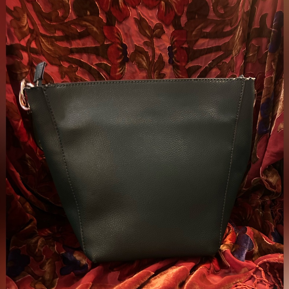 🌲GUESS Authentic Guess 'Cami' Crossbody Bucket Bag 👜 preloved💚 - Picture 4 of 15